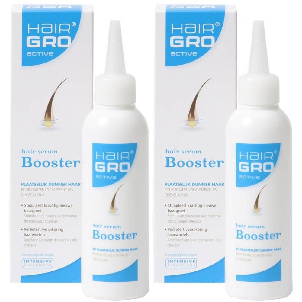 Twee flessen en verpakkingen van HairGro® Active Hair Booster Serum. Witte flessen met blauwe etiketten en dozen.
