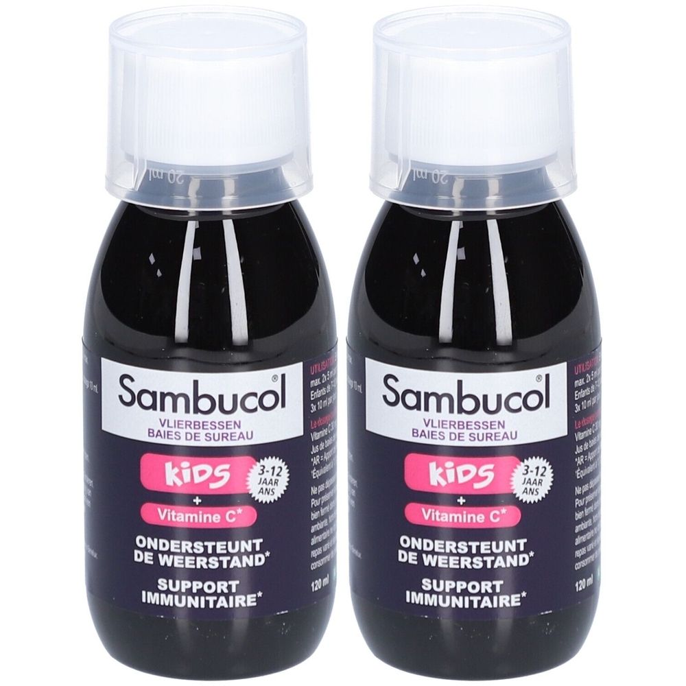 Twee flessen zwarte vloeistof met witte dop. Opschrift: Sambucol Kids + Vitamine C. Aanbevolen voor kinderen van 3-12 jaar.