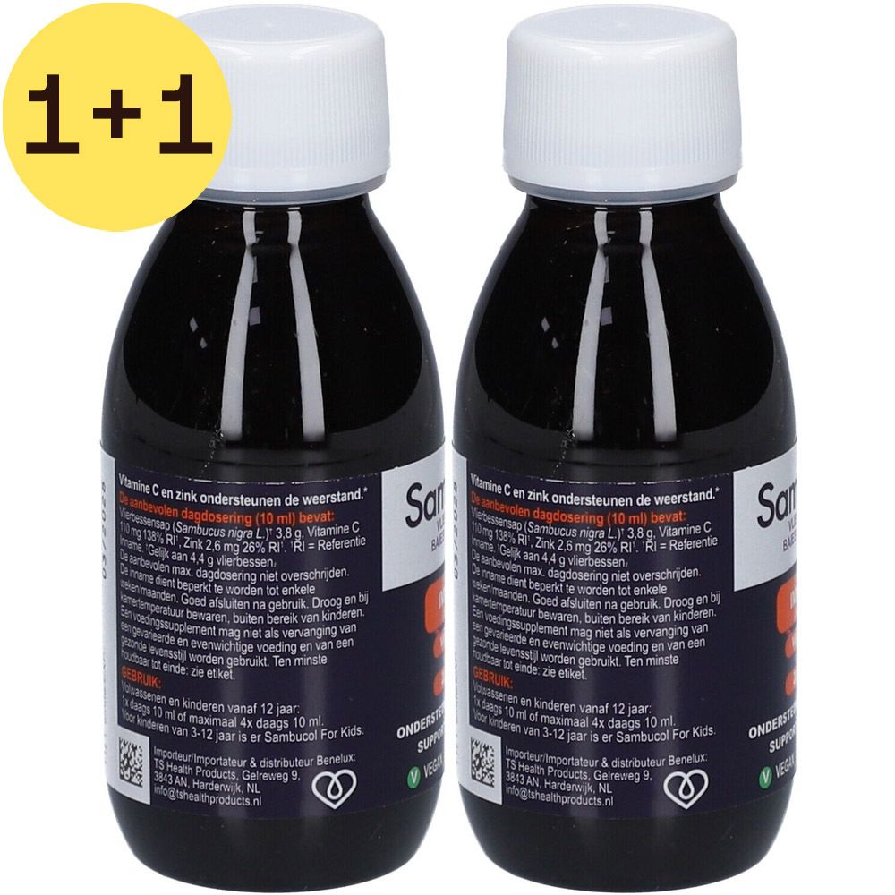 Twee flessen donkere vloeistof met witte doppen. Labels met tekst en logo. Merk Sambucol.