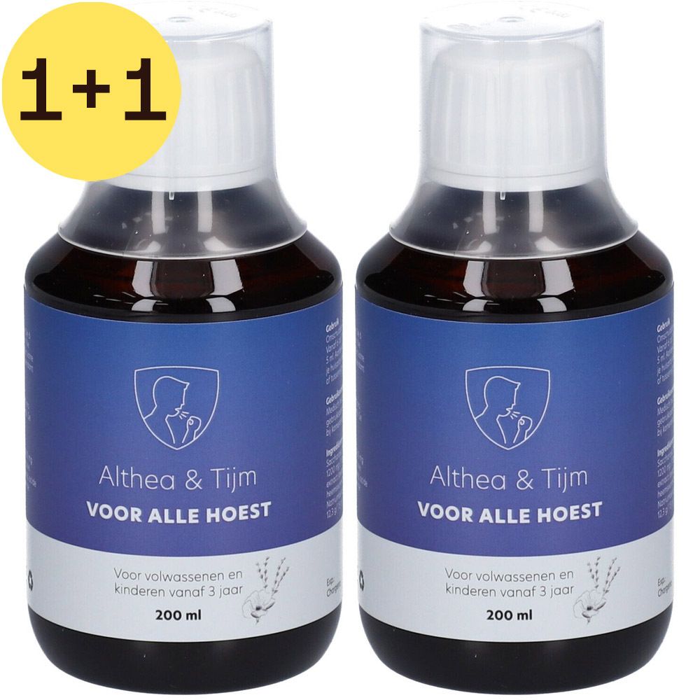Deux flacons de sirop contre la toux. Étiquettes bleues avec texte: Althea & Tijm, VOOR ALLE HOEST. Cercle jaune avec 1+1. 200 ml.
