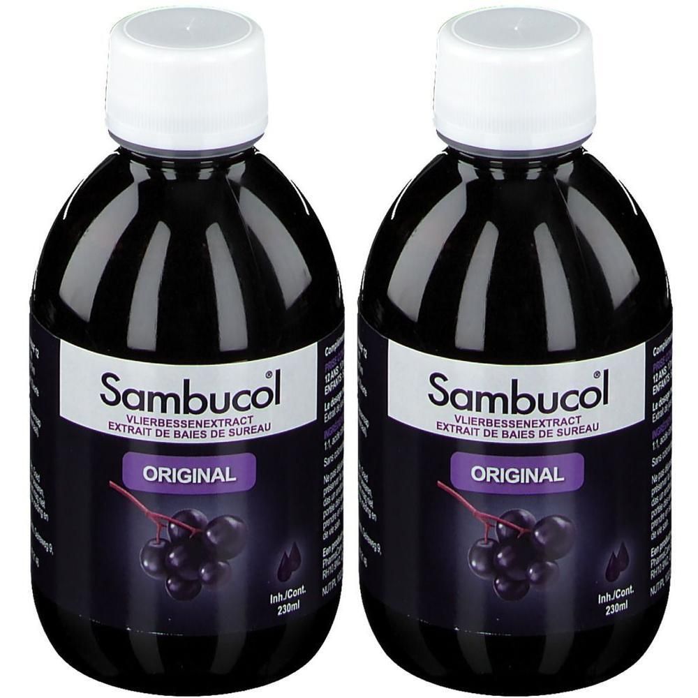 Twee flessen Sambucol Original siroop. Zwarte vloeistof in ronde flessen met witte dop. Etiket met productnaam en illustratie.