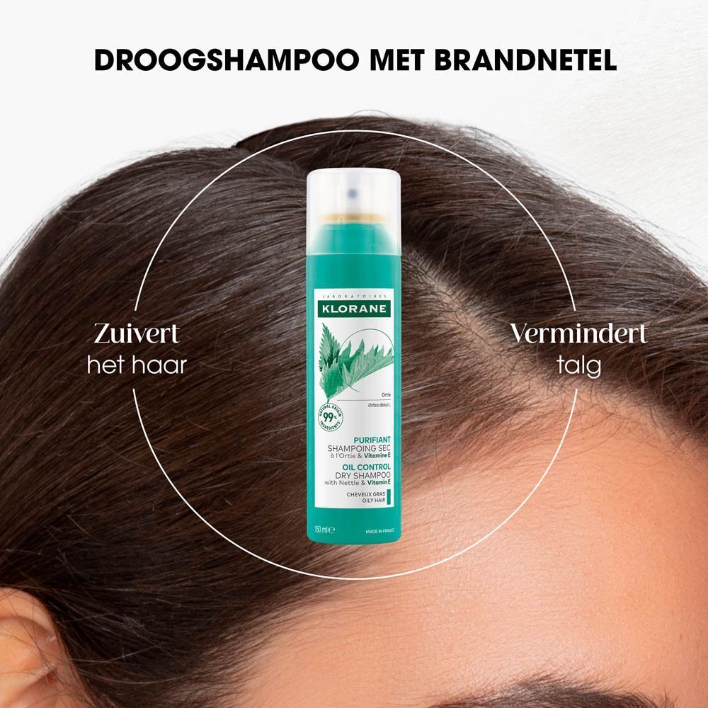 Product in gebruik. Droogshampoo op de haarlijn. Opschrift: Zuivert het haar, vermindert talg.