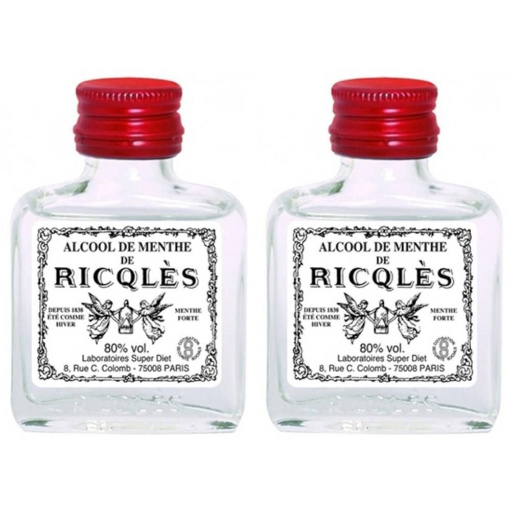 Twee kleine, vierkante flesjes met rode dop. Etiket met tekst: ALCOOL DE MENTHE, RICQLES, 80% vol.