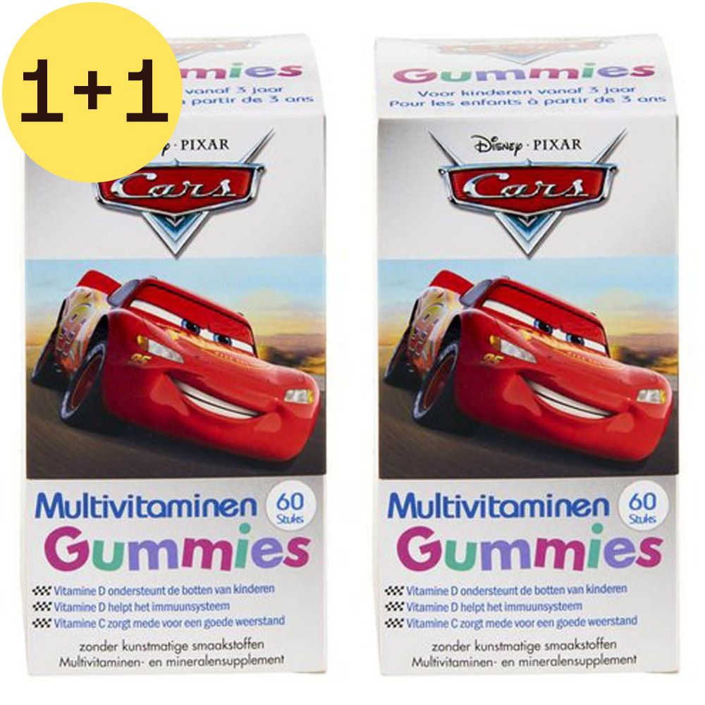 Twee dozen Multivitaminen Gummies. Op elke doos staat een rode auto afgebeeld. Links staat 1+1 in een gele cirkel.