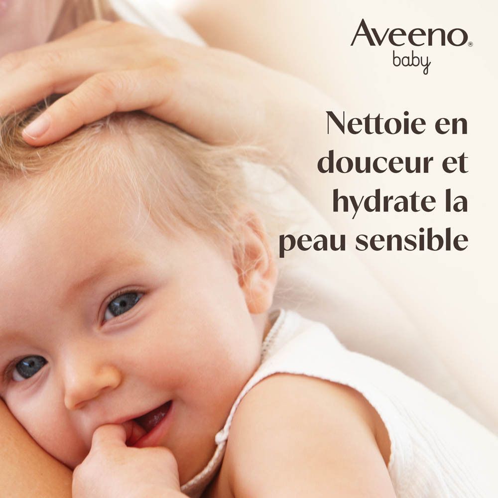 Visage de bébé tenu par une main. Texte: Nettoie en douceur et hydrate la peau sensible.