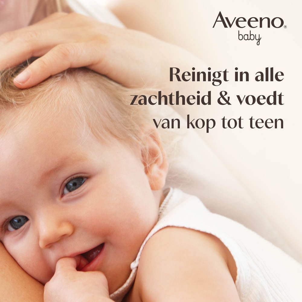 Babygezicht dat door een hand wordt vastgehouden. Tekst: Reinigt in alle zachtheid & voedt van kop tot teen. Aveeno Baby logo.