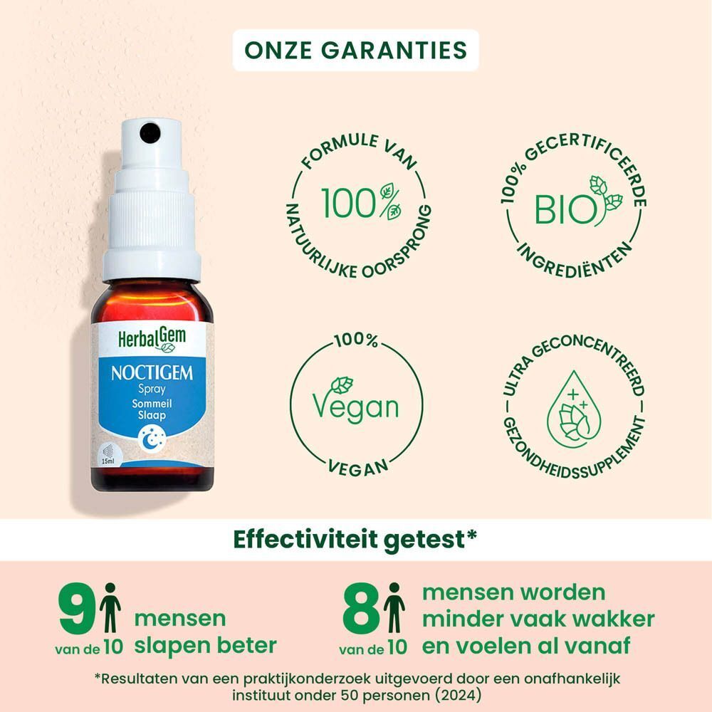Een fles HerbalGem NOCTIGEM Spray. Logo's en tekst op groene achtergrond.
