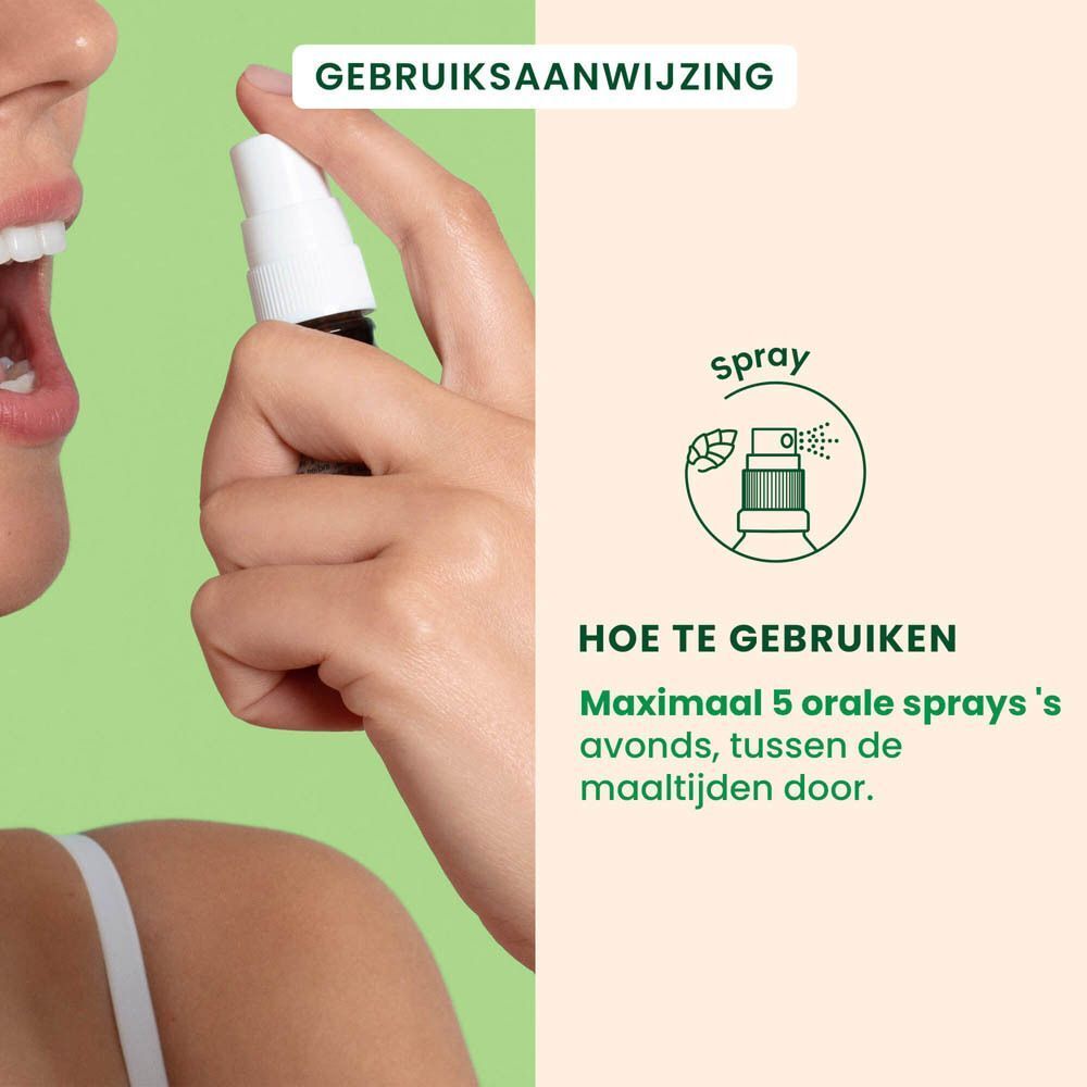 Mondspray-toepassing. Vrouw spuit in de mond. Groene achtergrond.
