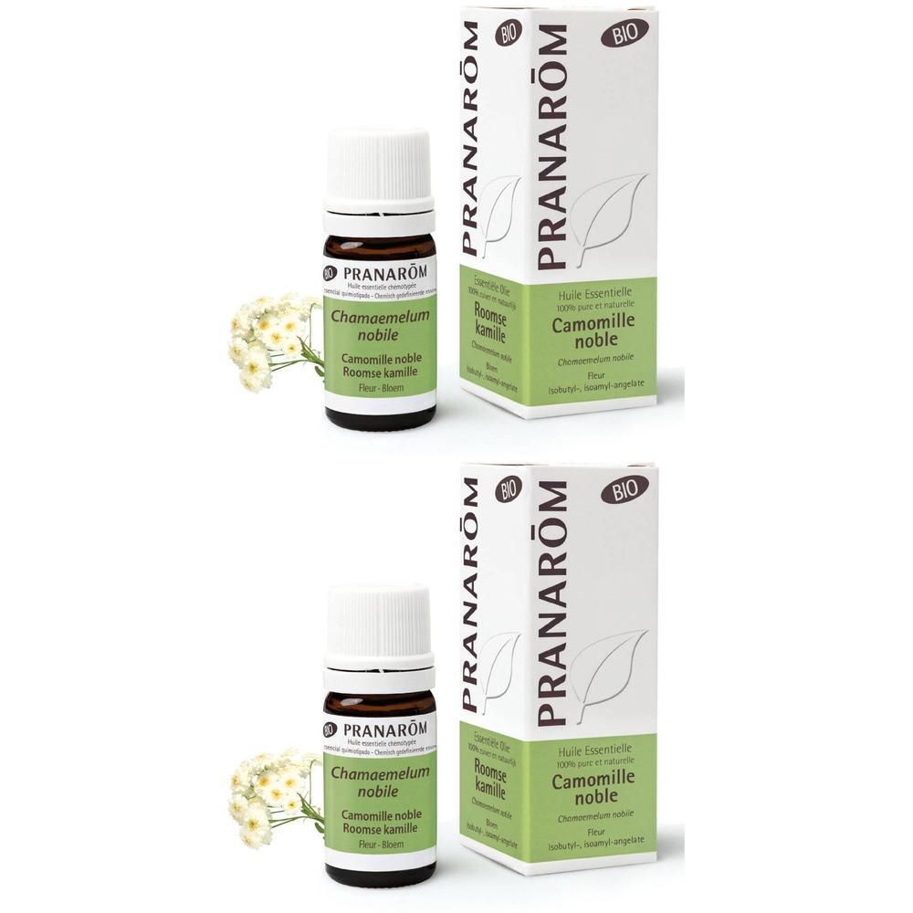 Deux flacons et boîtes PRANAROM. Flacons en verre brun avec bouchon blanc. Boîtes blanches avec texte et logo verts.