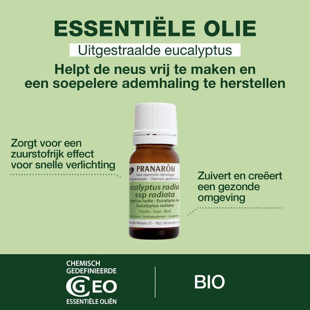 Bruine fles met witte dop. Tekst: PRANAROM, Eucalyptus Radié. Tekst over de voordelen van het product.