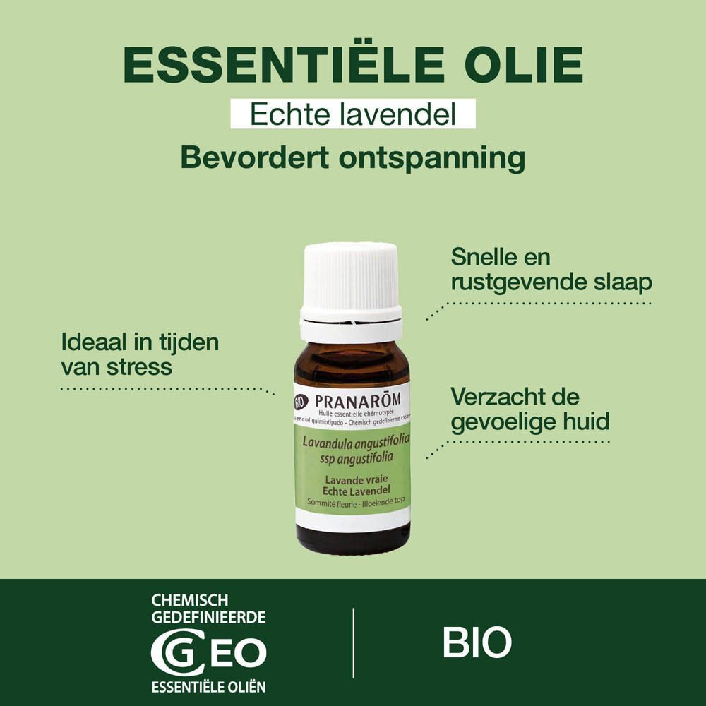 Een flesje met witte dop. Label: PRANAROM, Lavandula angustifolia. Tekst: Essentiële olie.
