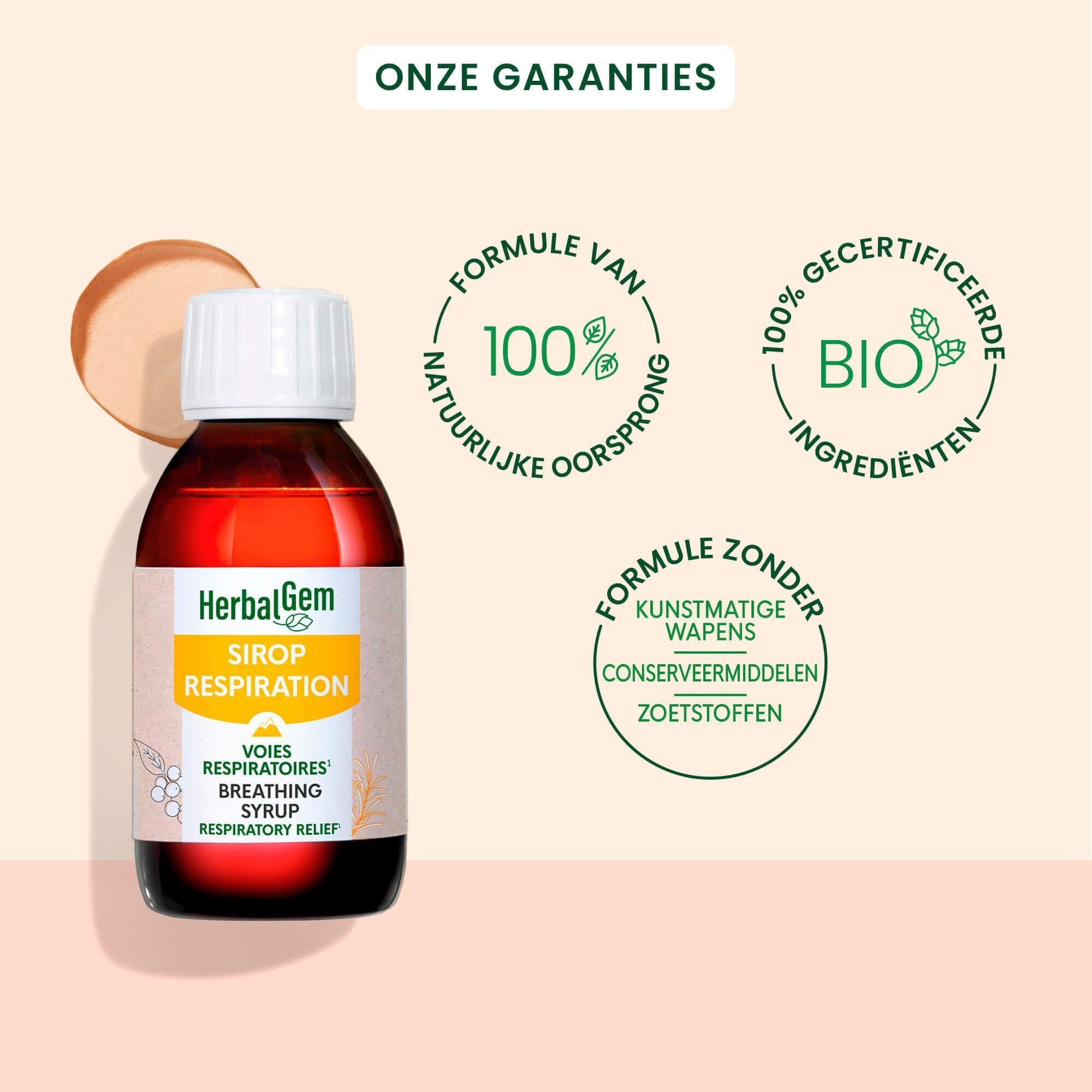 Een fles HerbalGem-siroop. Zwarte vloeistof, witte dop. Bio-certificering.