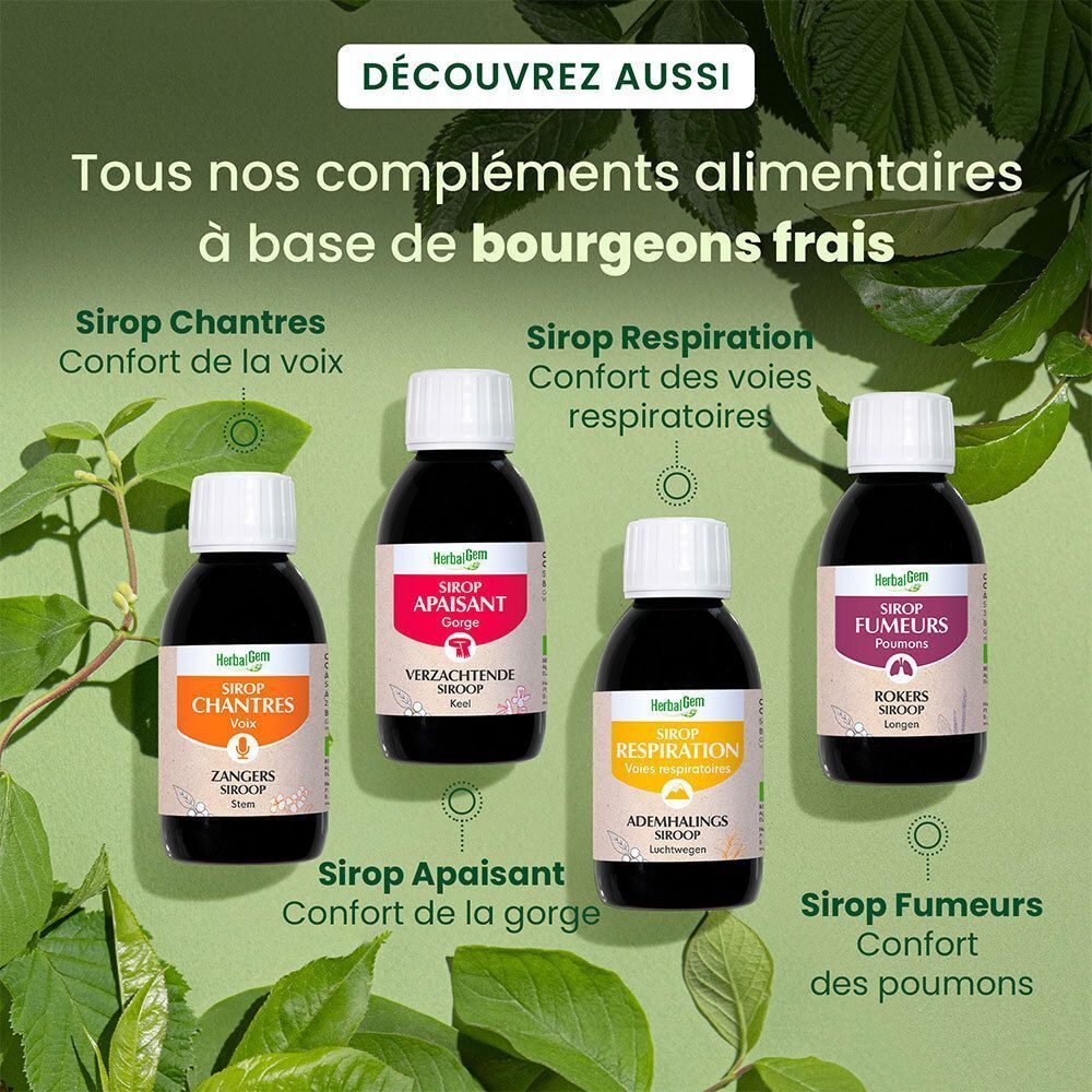 Quatre flacons de sirop HerbalGem. Différentes variétés. Feuilles en arrière-plan.
