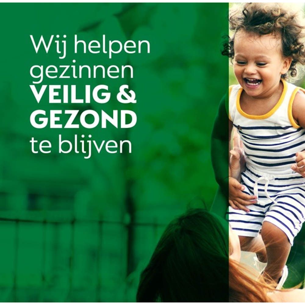 Een kind wordt door een persoon in de lucht getild. Tekst: Wij helpen gezinnen veilig en gezond te blijven.