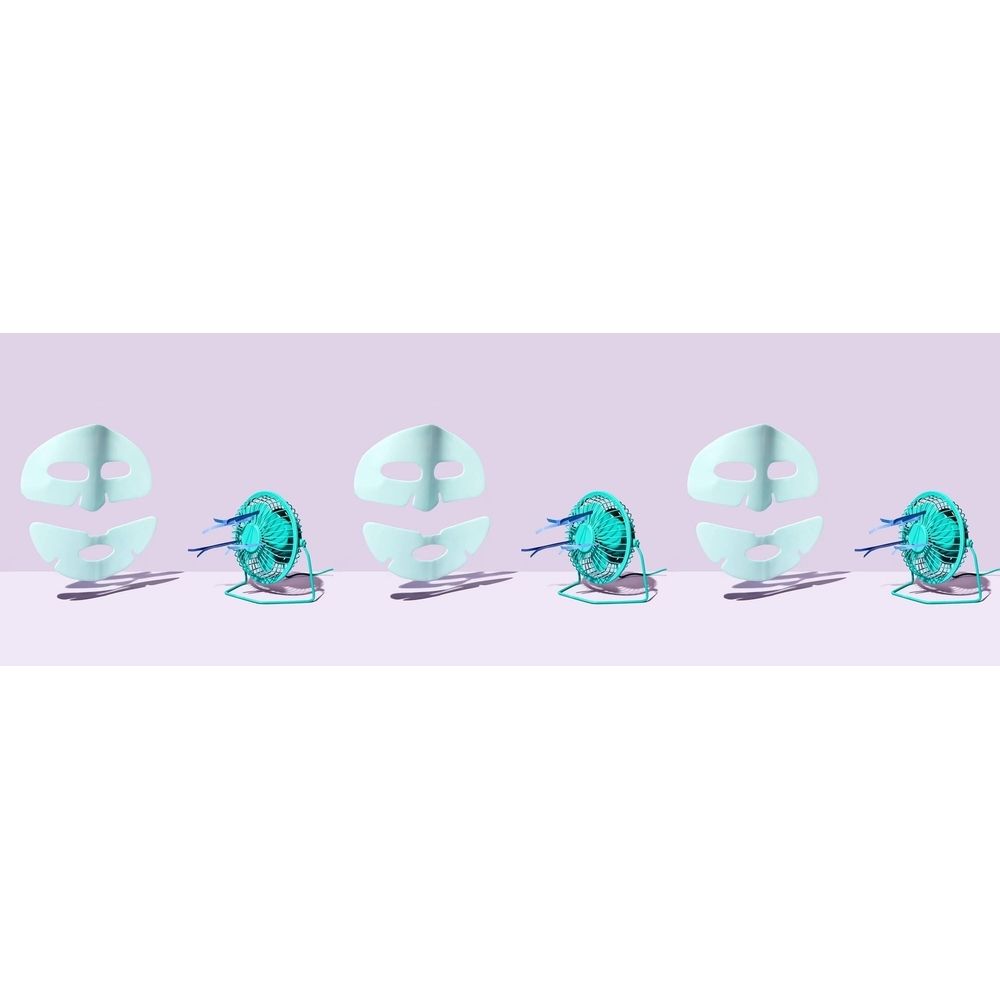 Meerdere gezichtsmaskerdelen en kleine ventilatoren. Maskers lichtblauw, verdeeld. Ventilatoren turquoise met kabels. Op lichtpaarse achtergrond.