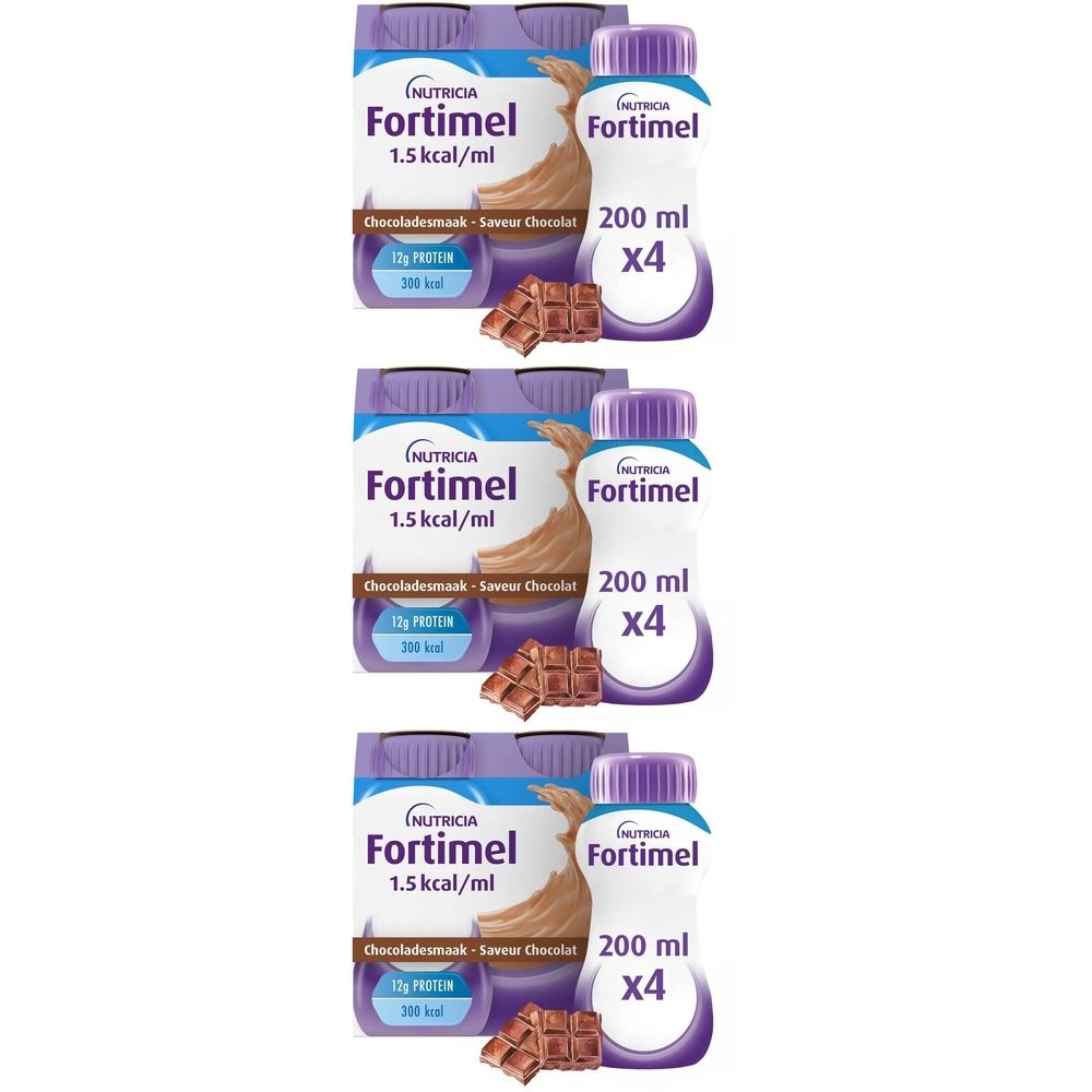 Plusieurs packs de Fortimel, goût chocolat, 1,5 kcal/ml. Bouteilles de 200 ml, x4. Morceaux de chocolat à côté.