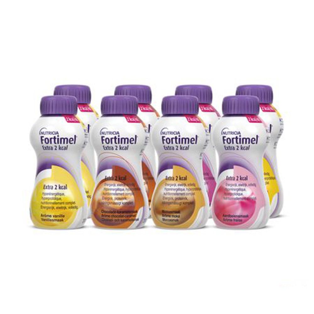 Multipack van 8 flessen. Elke fles heeft een paarse dop en een wit etiket met "Fortimel Extra 2 kcal". Verschillende smaken.