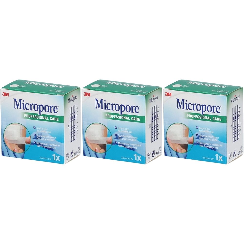 Trois boîtes de sparadrap 3M Micropore. Emballage vert et blanc avec image du produit et texte. 1x par boîte.