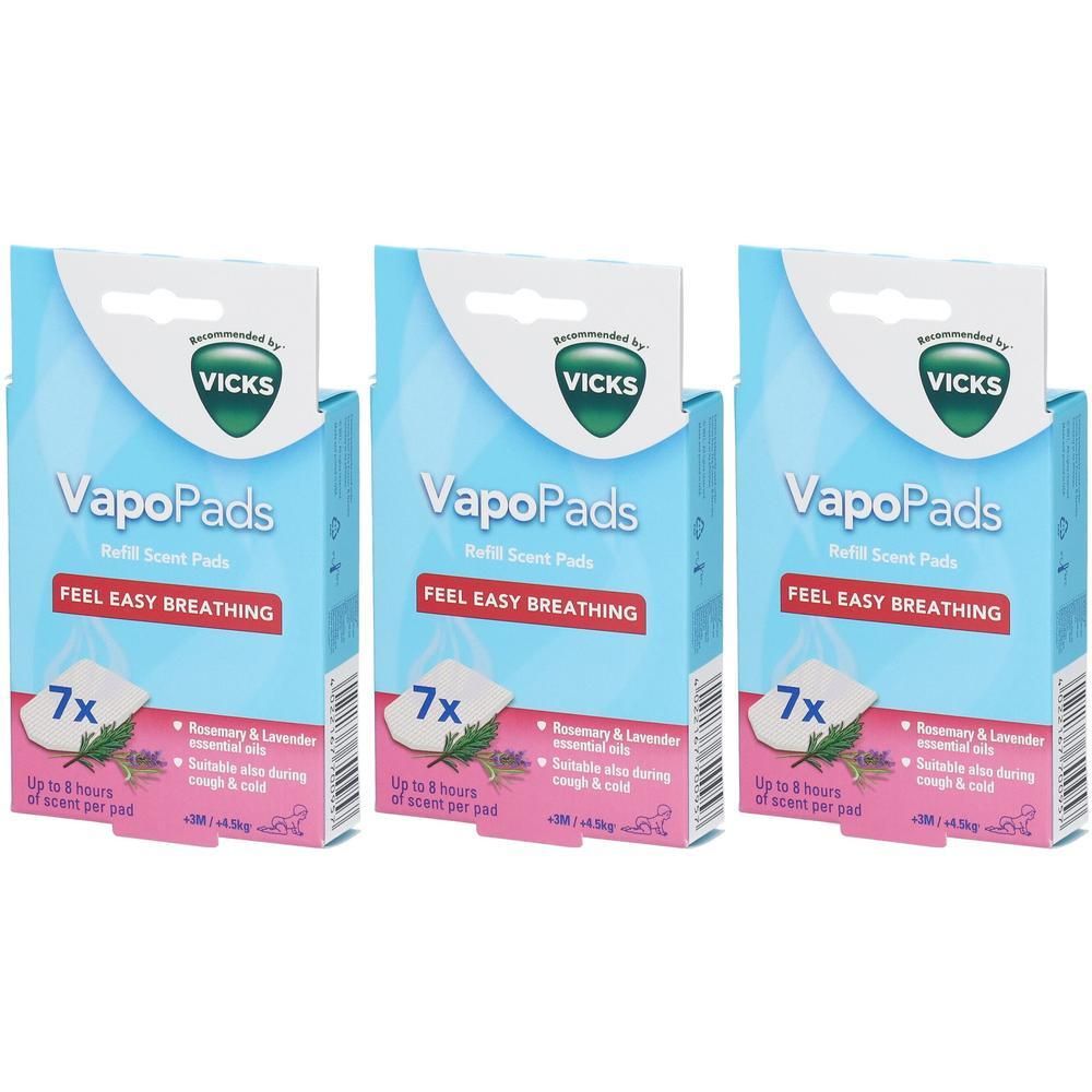 Drie verpakkingen Vicks VapoPads. Blauwe verpakking met productnaam en logo. Bevat 7 pads.