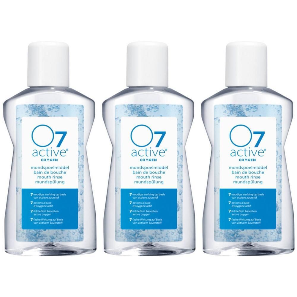 Drie flessen O7 active mondspoelmiddel. Heldere vloeistof, witte dop, blauw etiket met productinfo.