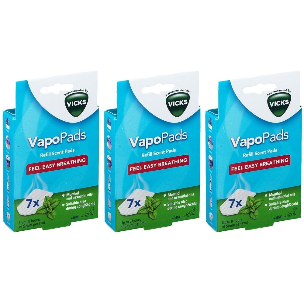 Drie verpakkingen Vicks VapoPads. Blauwe verpakking met witte tekst. Bevat 7 pads. Aanbevolen voor vrij ademen.