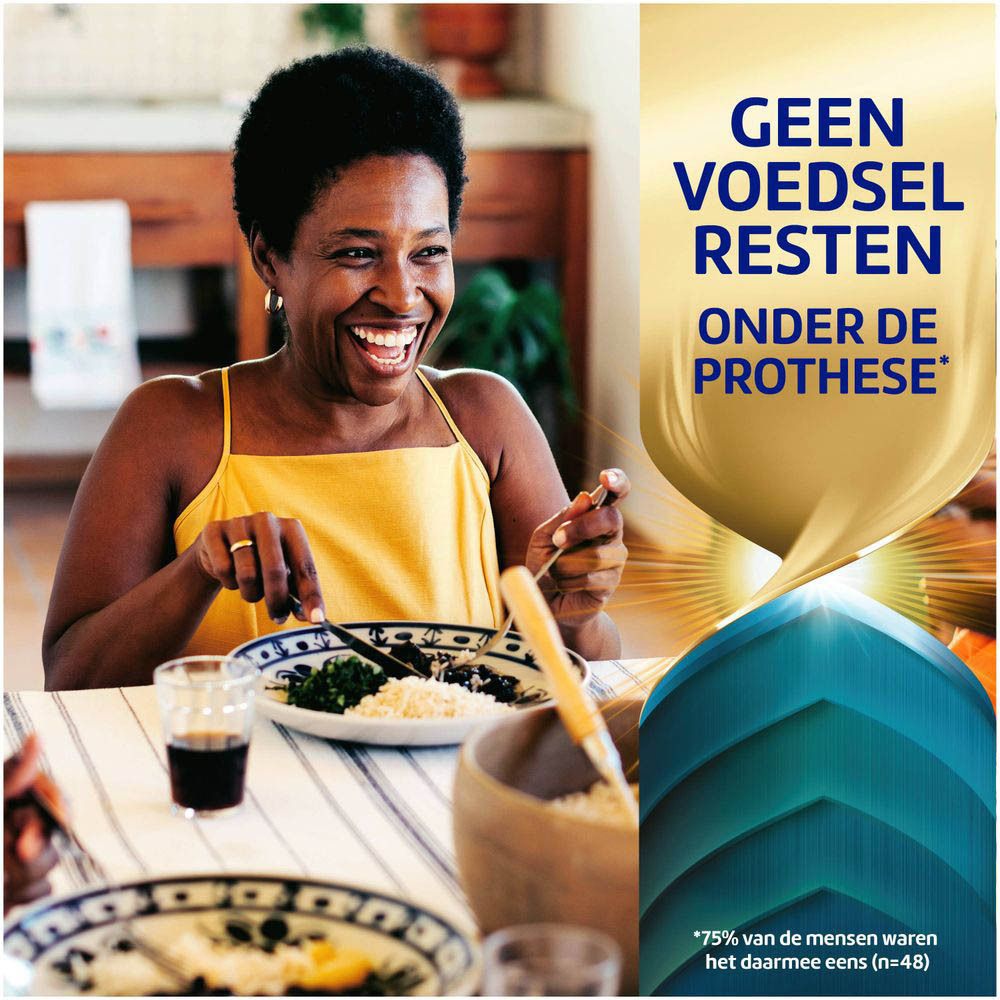 Vrouw eet aan tafel. Tekst: "GEEN VOEDSEL RESTEN ONDER DE PROTHESE".