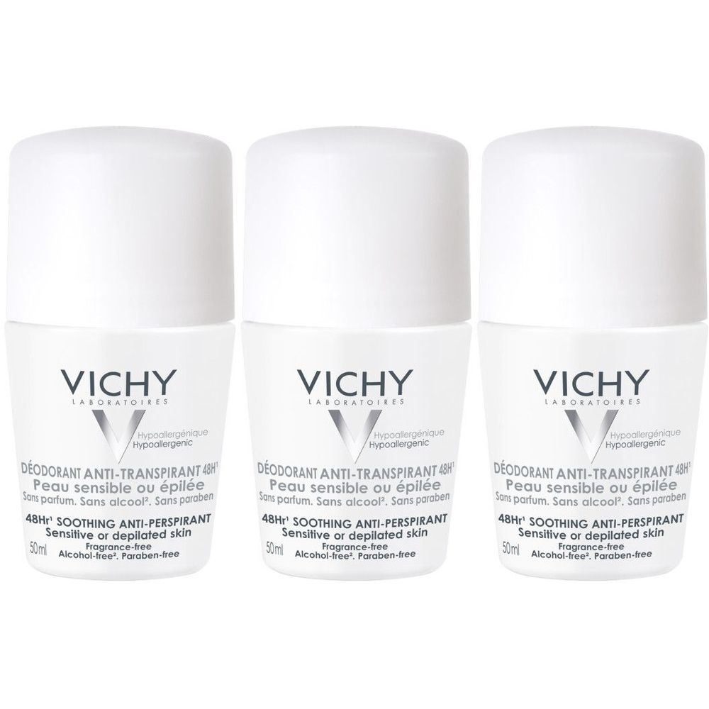 Drie witte roll-on deodorants. Opschrift: VICHY, DEODORANT ANTI-TRANSPIRANT 48H, Peau sensible ou épilée. Hypoallergeen. Zonder parfum, alcohol en parabenen.