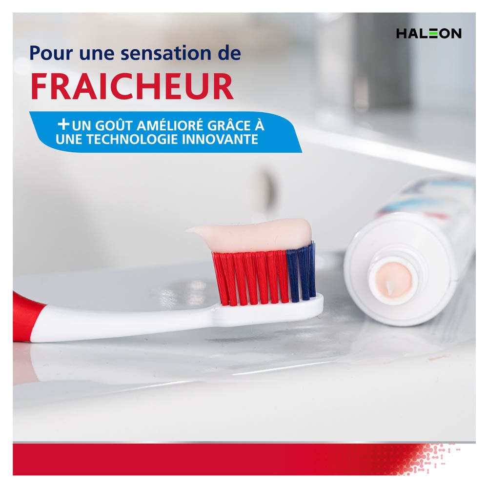 Brosse à dents et dentifrice sur lavabo. Dentifrice sur la brosse. Texte : Pour une sensation de fraîcheur.