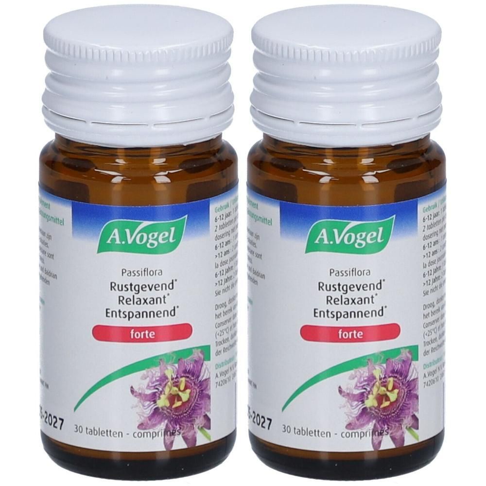 Twee flessen A. Vogel Passiflora Relaxant forte. Bruine glazen flessen met witte doppen en etiketten met productinformatie en een paarse bloem.