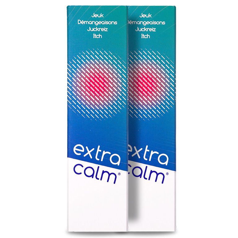 Deux sprays et une boîte. Sur les sprays, on lit "extra calm". Sur la boîte, on lit "Anti-démangeaisons".
