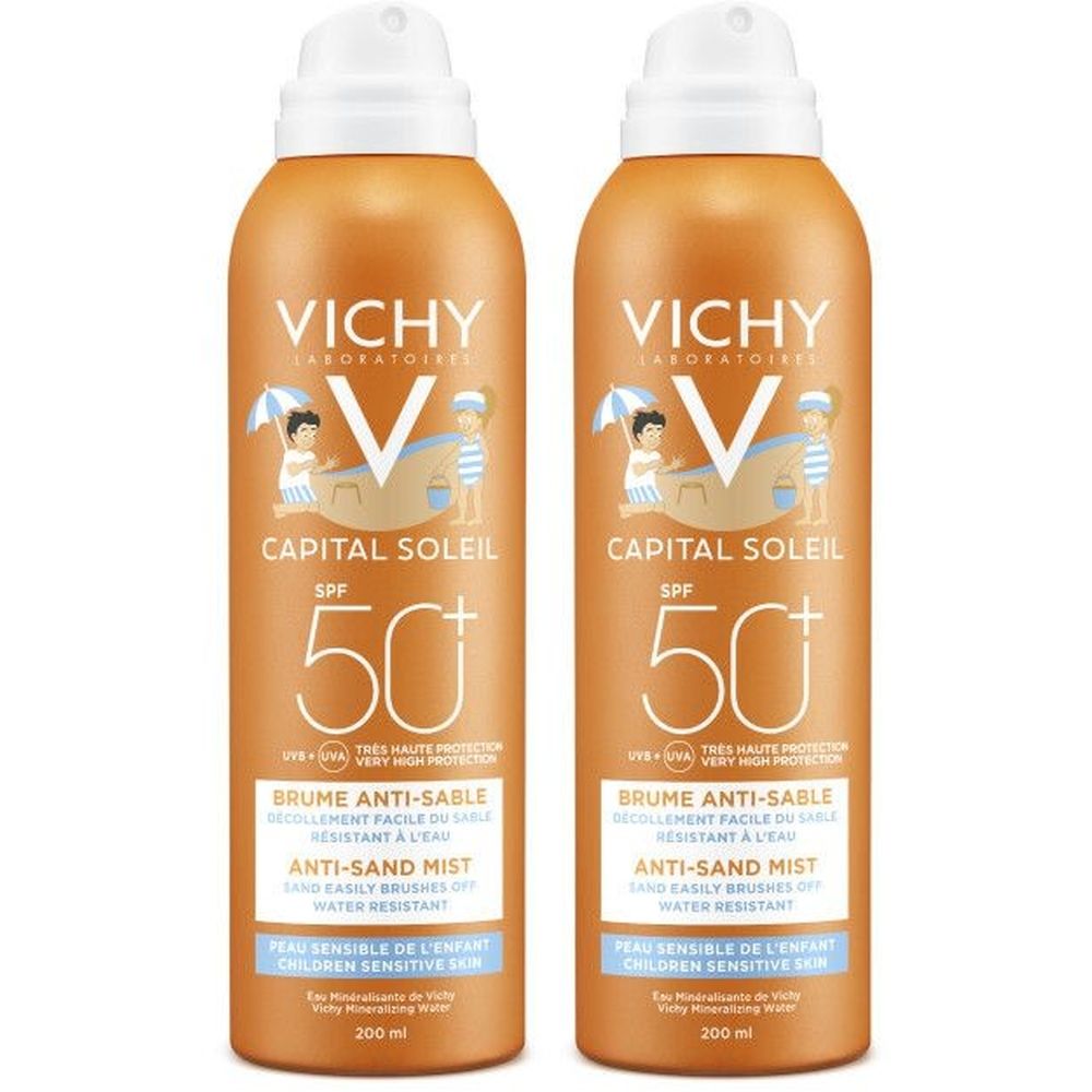 Deux flacons de Vichy Capital Soleil Brume Anti-Sable Enfants SPF50+. Bouteilles orange avec bouchon blanc. Inscriptions et illustrations.