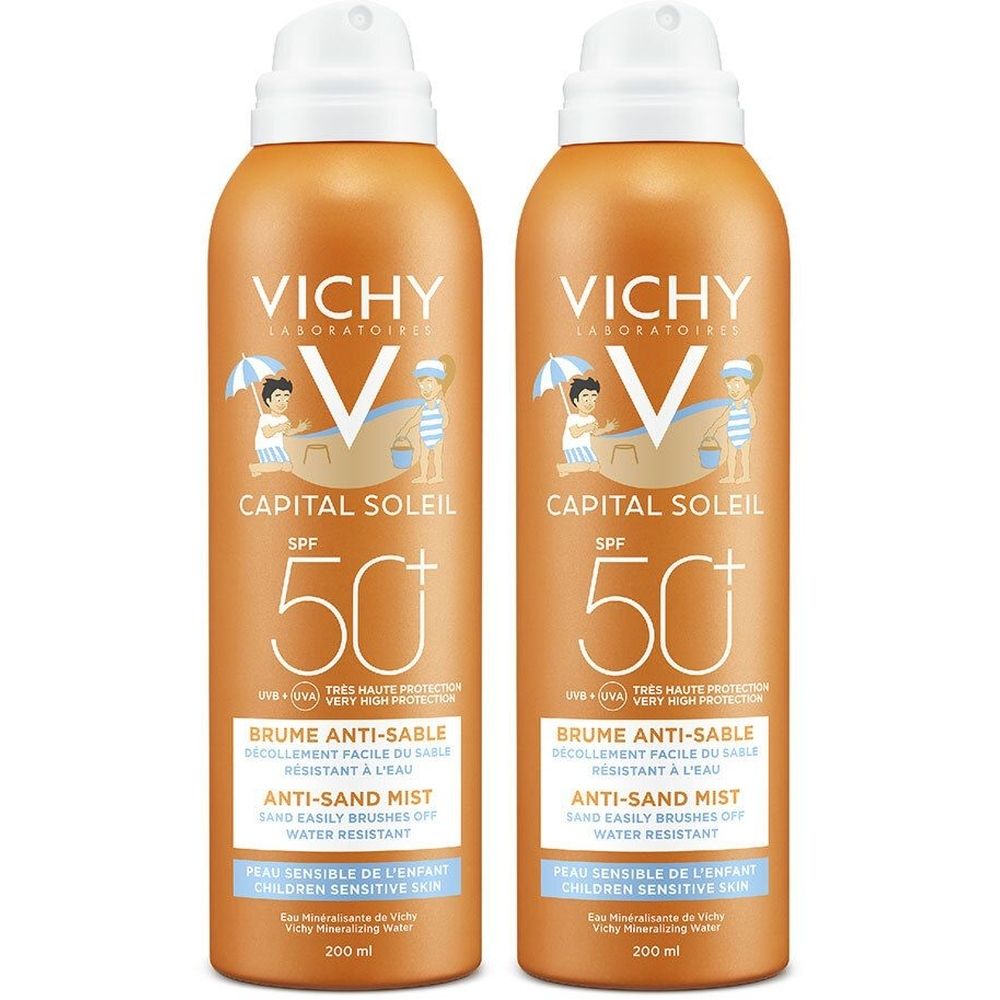 Twee sprays Vichy Capital Soleil Brume Anti-Sable Enfants SPF50+. Oranje flessen met witte dop. Tekst en logo.