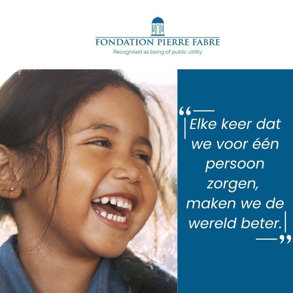 Portret van een lachend meisje. Tekst: Elke keer dat we voor één persoon zorgen, maken we de wereld beter.