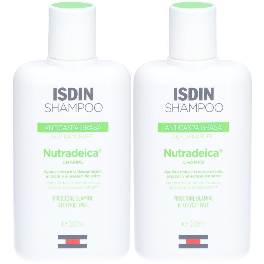 Deux flacons de shampooing blancs avec bouchons verts. Inscription: ISDIN Shampoo, Nutradeica, Anticapsa Grasa, Oily Dandruff.