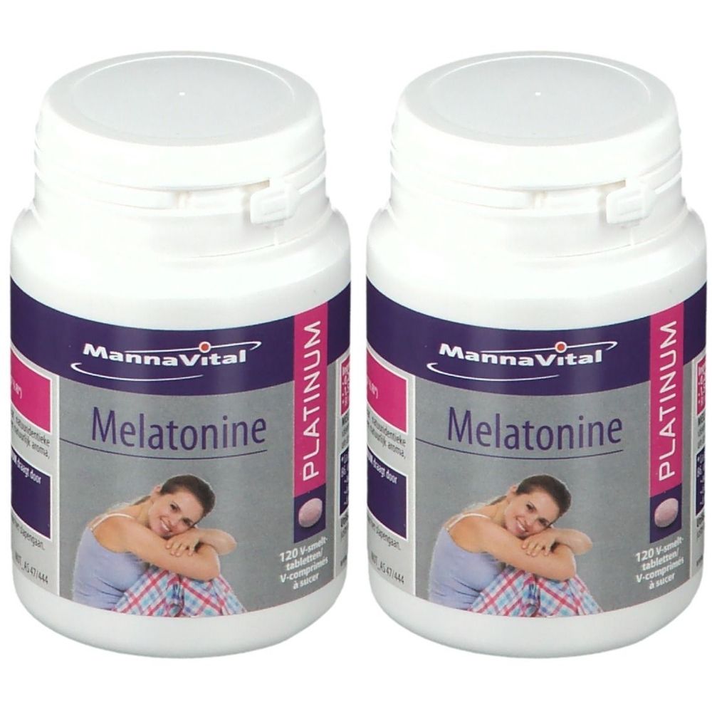 Twee witte flessen met etiketten. Op de etiketten staat "MannaVital Melatonine PLATINUM". Een vrouw is afgebeeld.