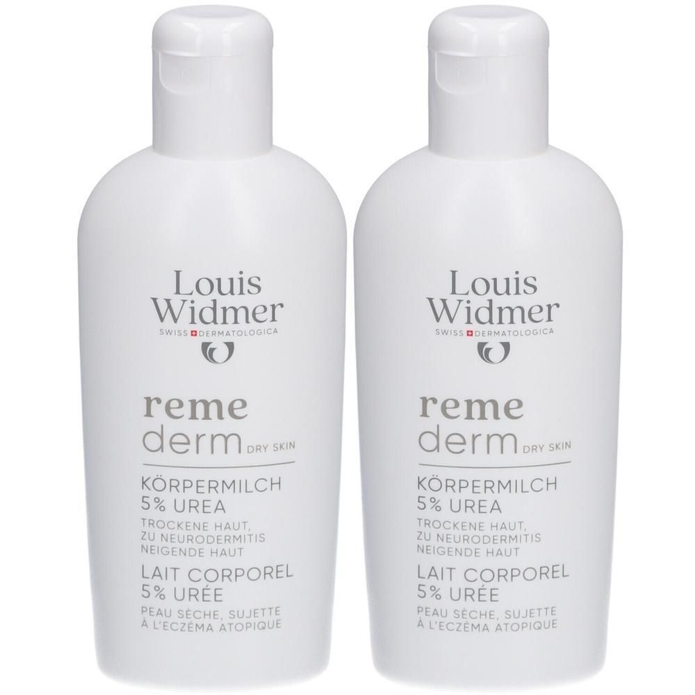 Twee witte flessen Louis Widmer Remederm. Opschrift: Lichaamsmelk 5% ureum. Voor droge, eczeemgevoelige huid.
