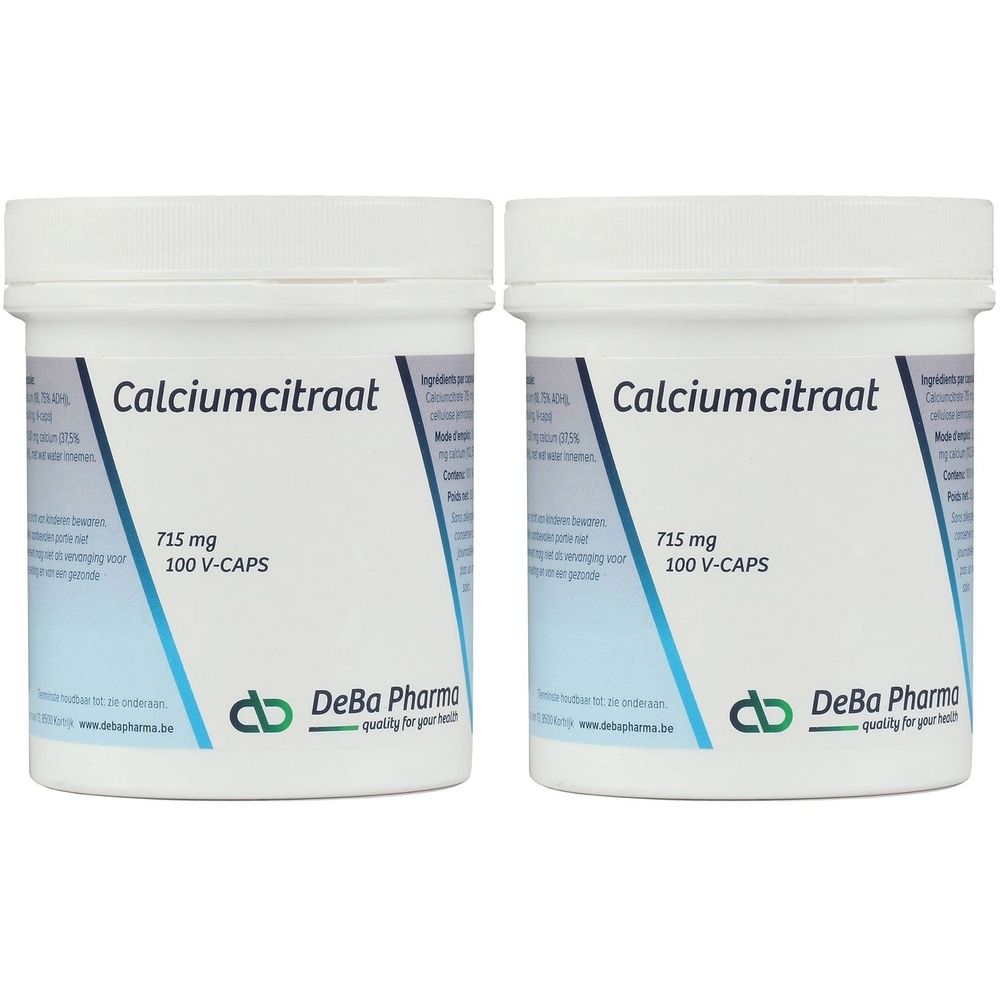 Twee witte potten met Calciumcitraat capsules. Opschrift: 715 mg, 100 V-CAPS. Merk: DeBa Pharma.