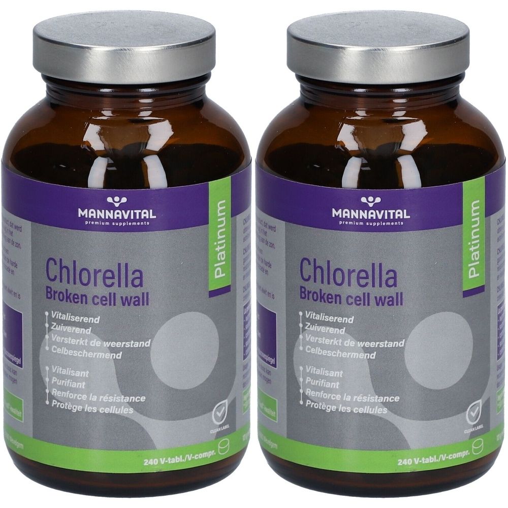 Twee bruine glazen flessen met zilveren doppen. De etiketten tonen "MANNAVITAL Chlorella Platinum". 