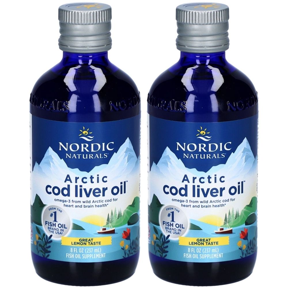 Twee flessen Nordic Naturals Arctic levertraan. Blauwe glazen flessen met zilveren doppen. Etiket met tekst en landschapsmotief.