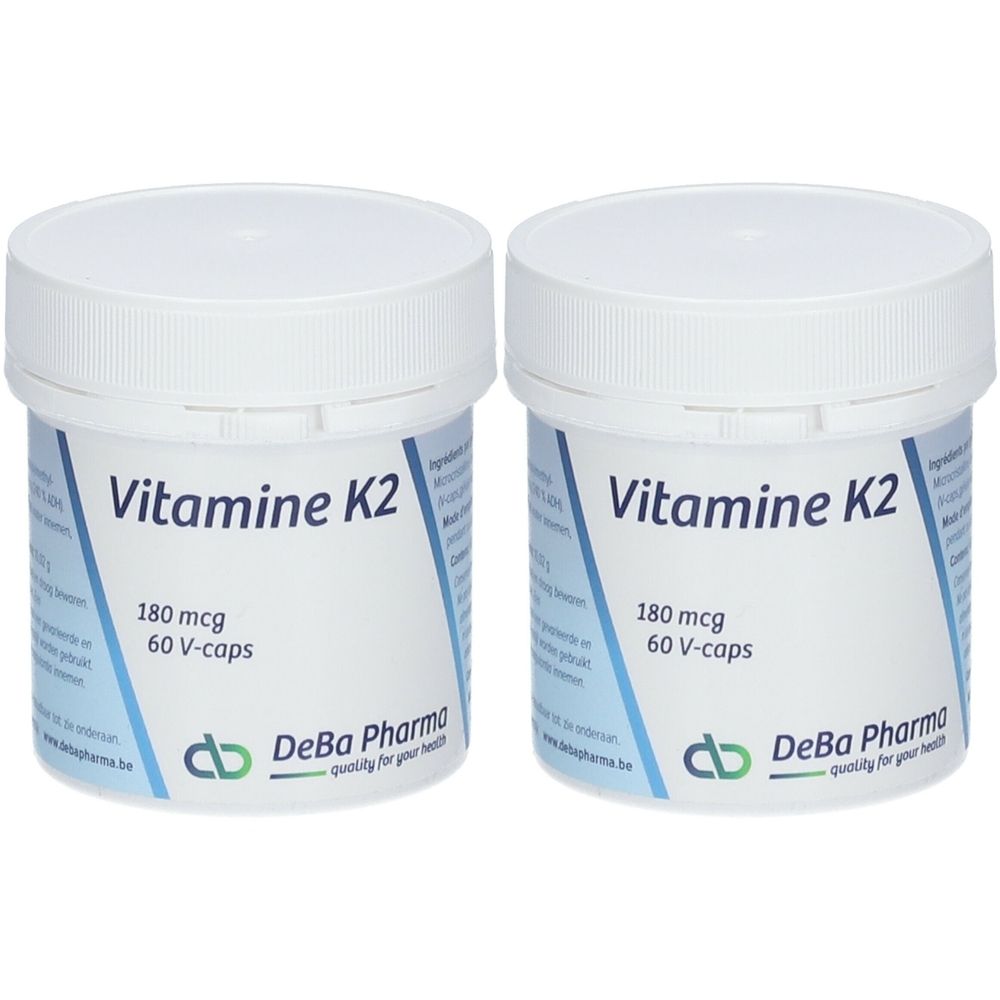 Deux pots blancs avec couvercles. Inscription: Vitamine K2, 180 mcg, 60 V-caps. Marque: DeBa Pharma.