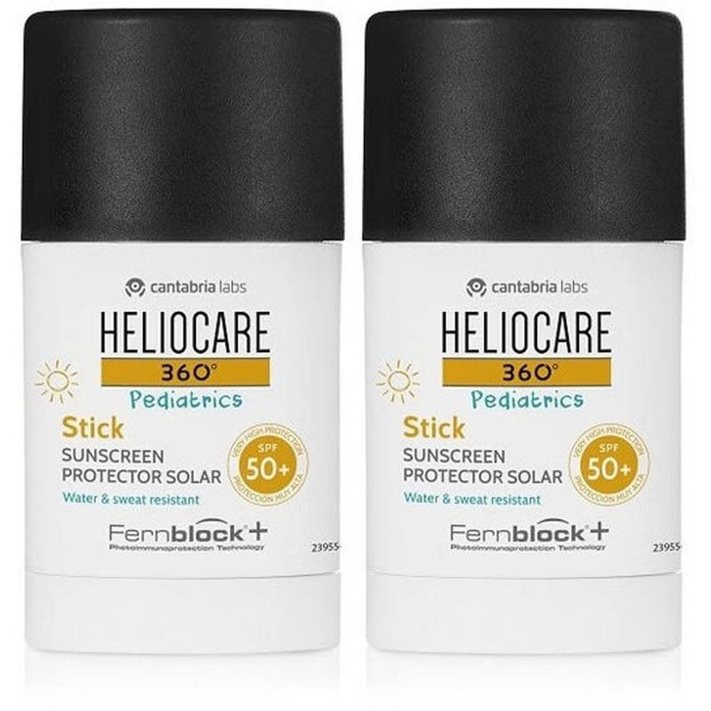 Twee zonnebrandsticks. Witte houder met zwarte dop. Opschrift: Heliocare 360° Pediatrics Stick SPF50+.