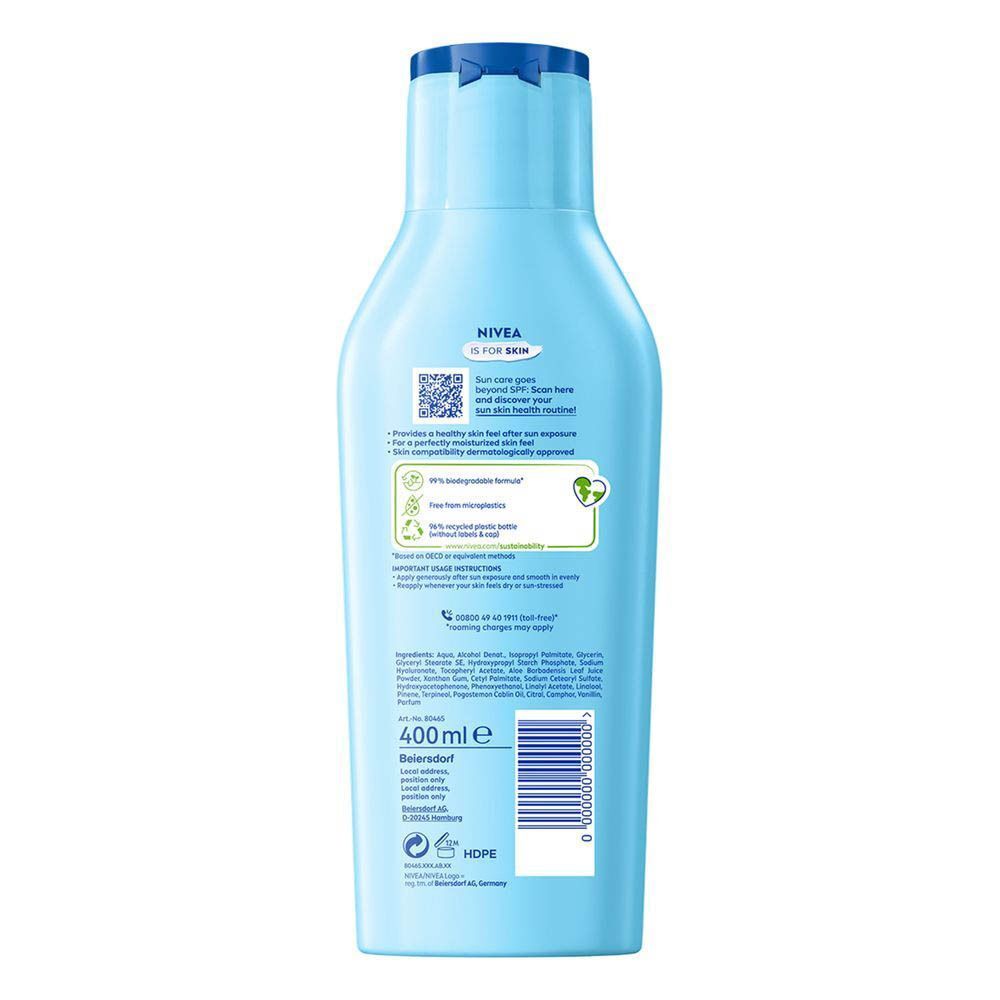 Une femme tient une bouteille bleue NIVEA SUN After Sun au soleil. Elle ferme les yeux.