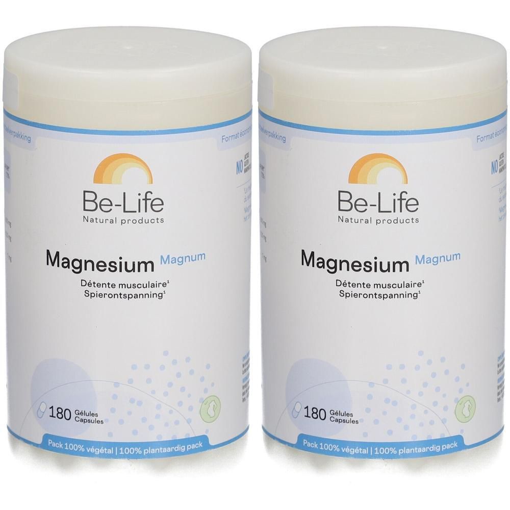 Twee witte potten met etiket. Opschrift: Be-Life, Magnesium Magnum, 180 capsules. Verpakking 100% plantaardig.