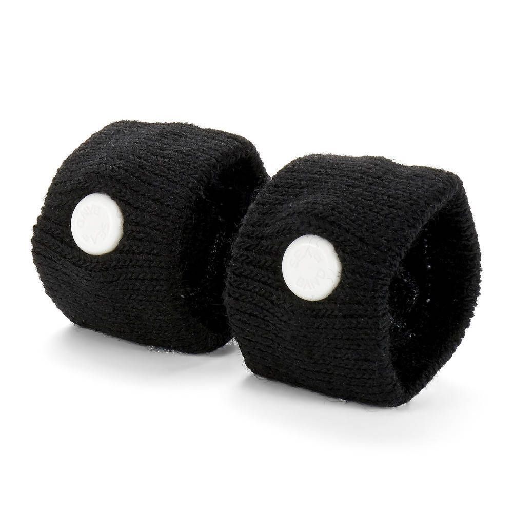 Deux bracelets noirs avec un bouton blanc. Les bracelets sont en tissu. Gros plan sur fond blanc.