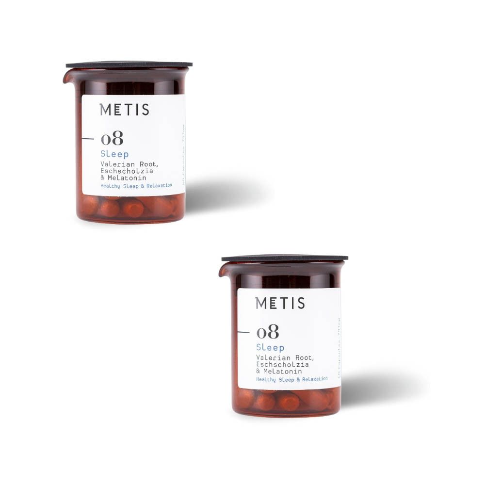 Deux pots bruns avec étiquettes blanches. Les étiquettes indiquent "METIS 08 Sleep" et les ingrédients. Des comprimés bruns sont visibles.