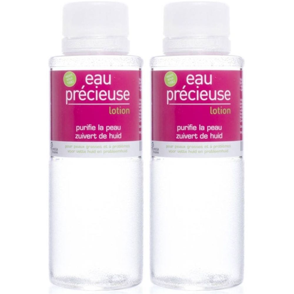 Twee flessen Eau Précieuse lotion. Witte doppen, roze etiket met tekst. Heldere vloeistof in transparante flessen.