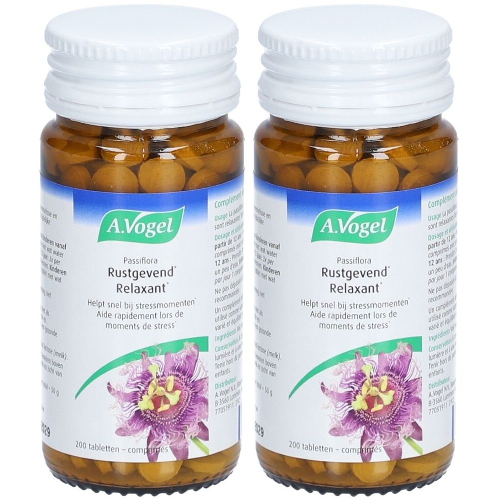 Deux flacons de comprimés A. Vogel Passiflora Relaxant. Comprimés bruns dans des flacons en verre avec couvercle blanc. Inscription: Rustgevend Relaxant.