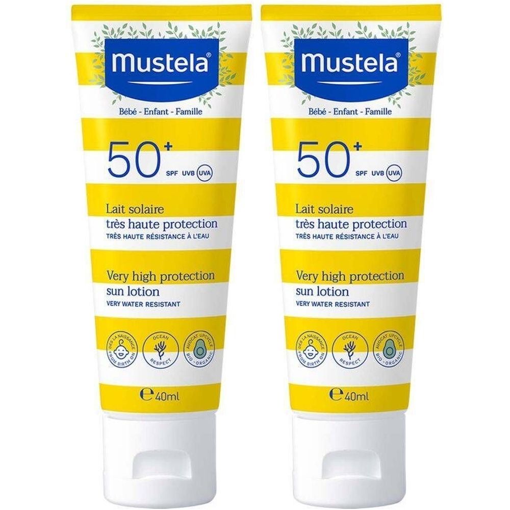 Twee tubes zonnebrandlotion met geel-wit streepjespatroon. Opschrift: Mustela, 50+, Lait solaire, très haute protection, Very high protection sun lotion.