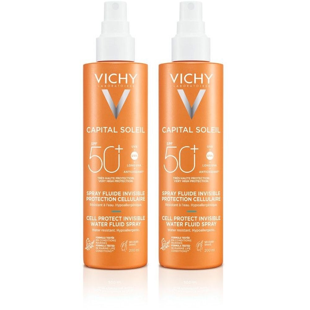 Twee oranje spuitflessen. Opschrift: VICHY, CAPITAL SOLEIL, SPF 50+. Spray fluide invisible, Cell Protect Water Fluid Spray.