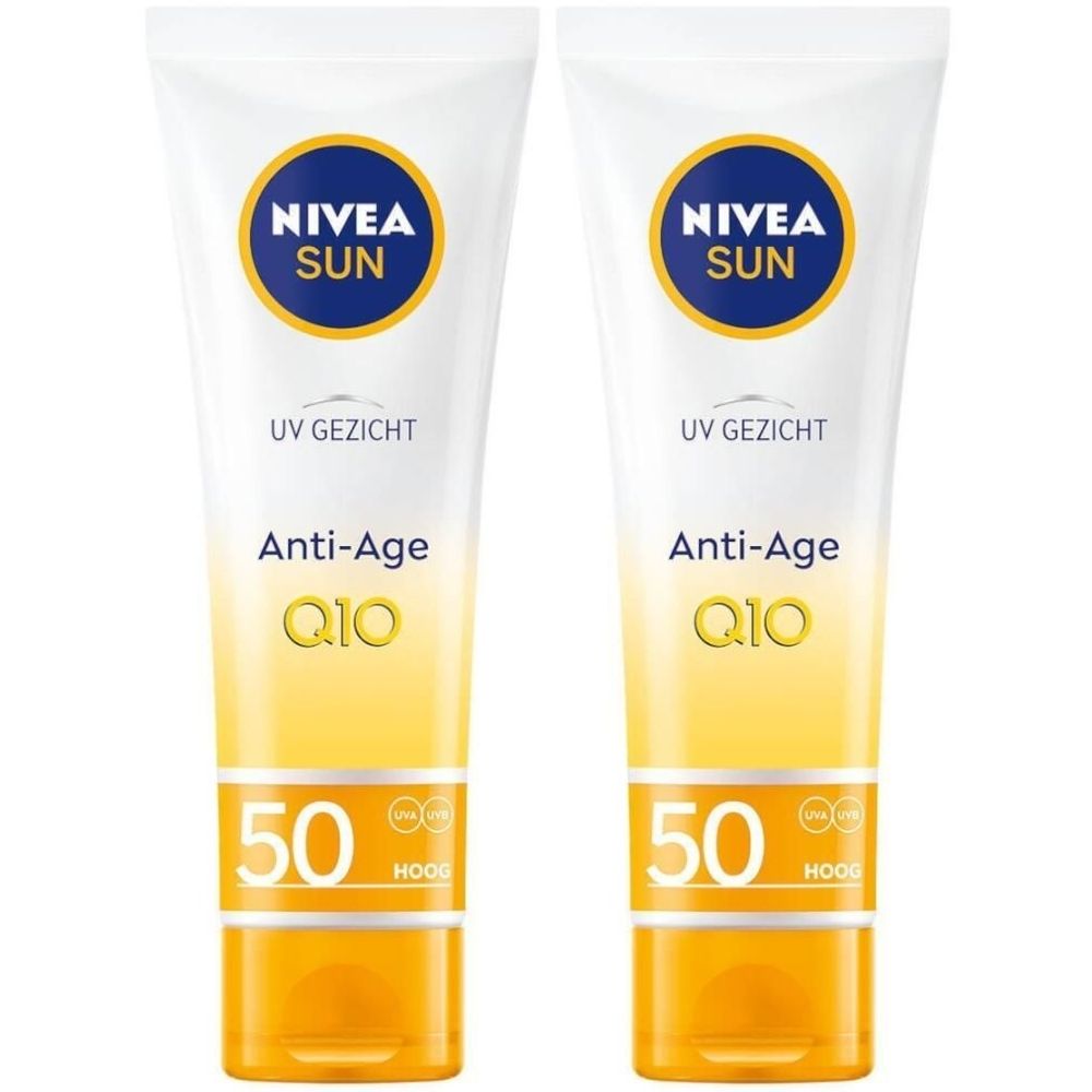 Twee tubes NIVEA Sun UV Gezicht Anti-Age & Anti-Taches SPF50. Witte tubes met gele en blauwe accenten. Tekst: Anti-Age, Q10, 50.